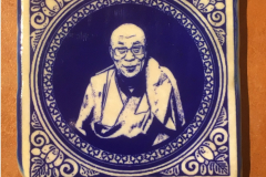 dalai lama auf marmor fliese